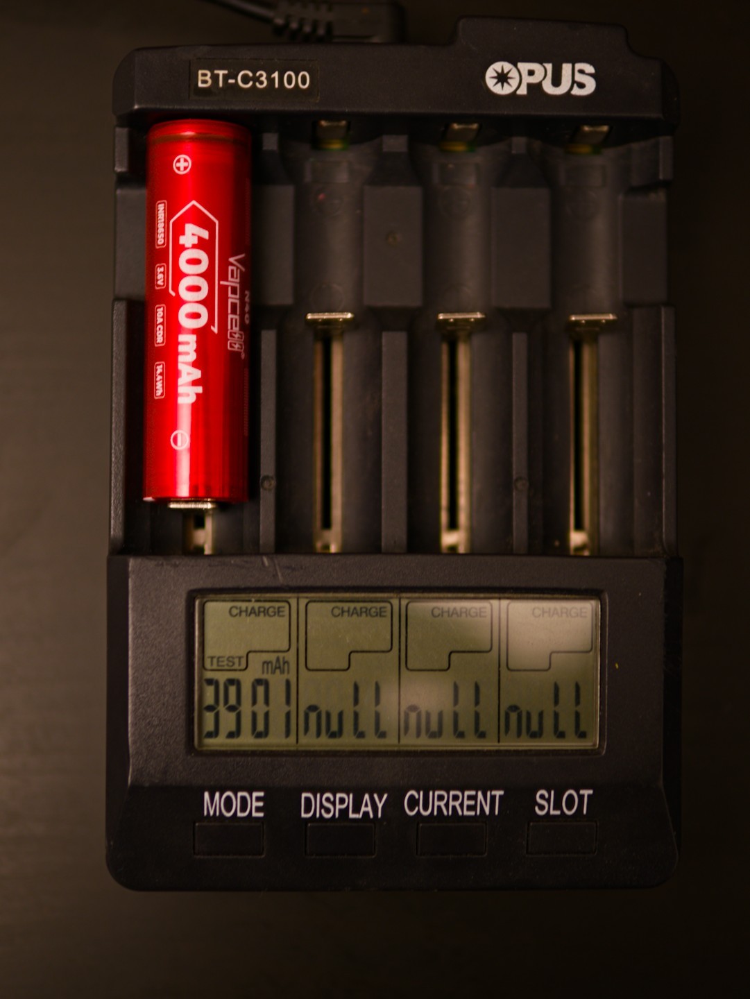 A Vapcell N40 18650 battery on an Opus BT-C3100 charger showing an advertised capacity of 4000 mAh and tested capacity of 3901 mAh.